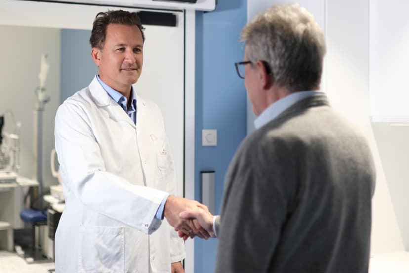 Dr. Kubista begrüßt einen Patienten in der Ordination