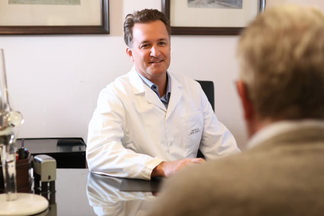 Dr. Kubista im Gespräch mit einem Patienten